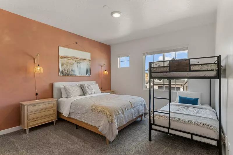 Queen Bed + Twin/Twin Bunk Bed