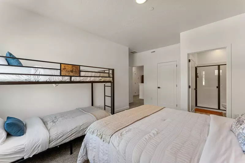 Queen Bed + Twin/Twin Bunk Bed