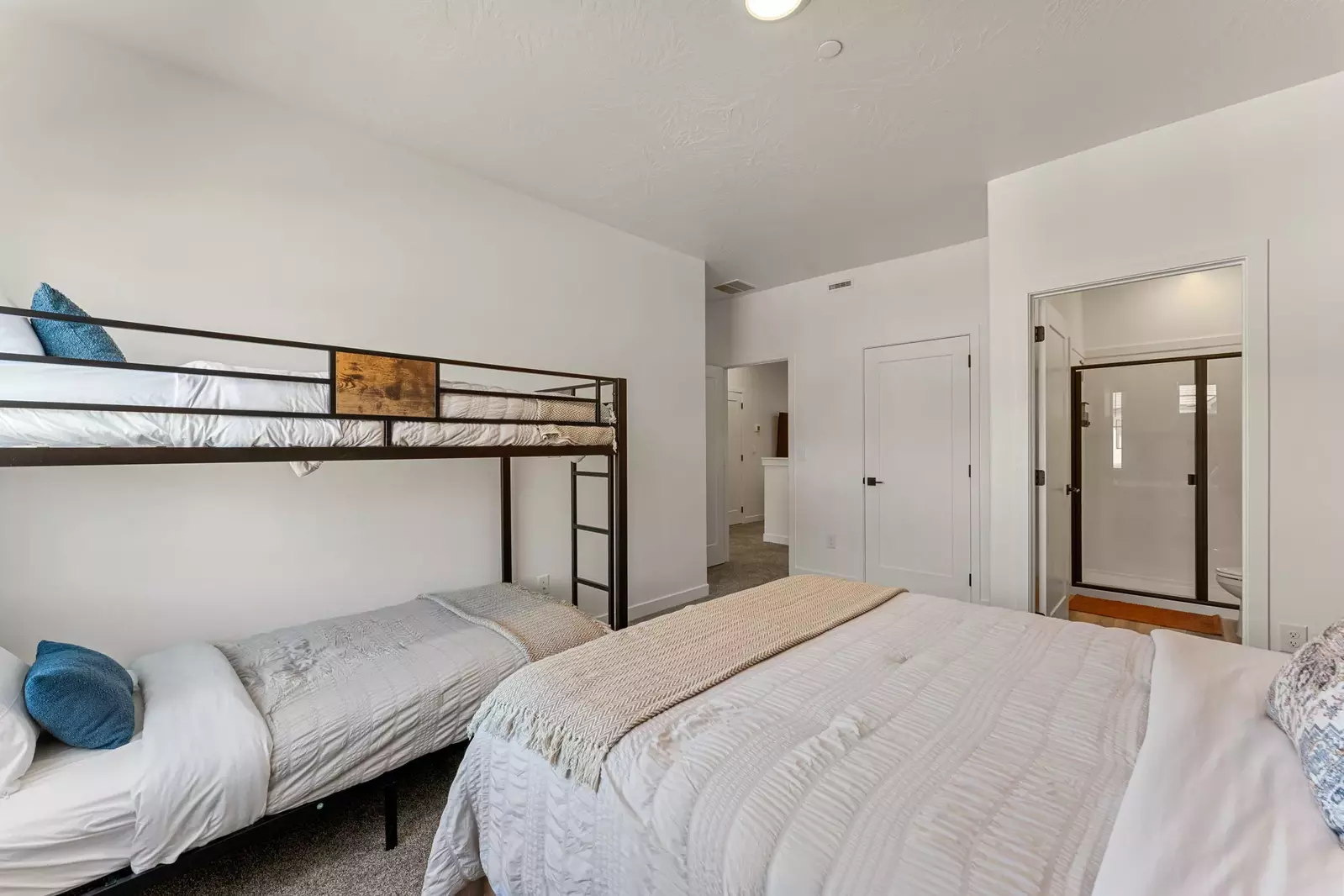 Queen Bed + Twin/Twin Bunk Bed