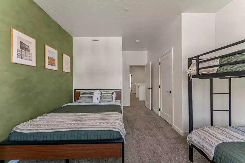 Queen Bed + Twin/Twin Bunk Bed