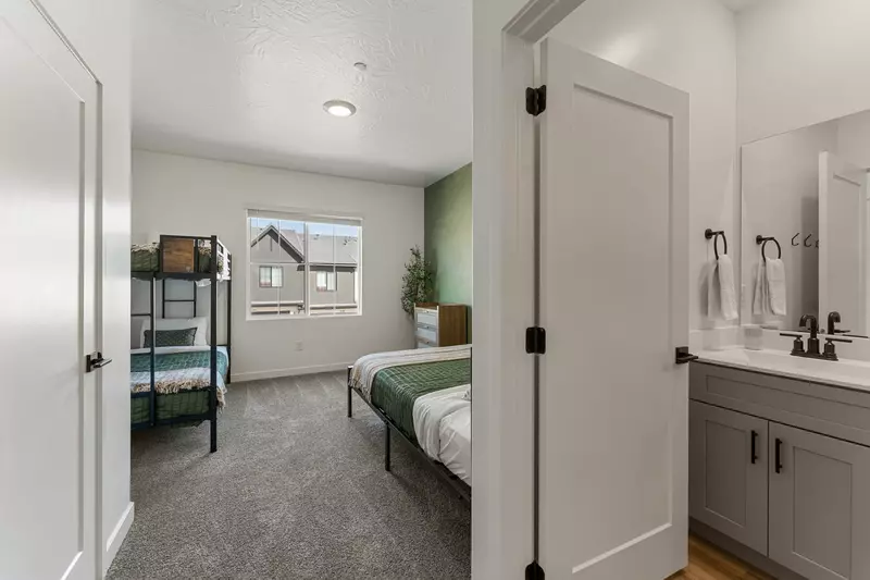 Queen Bed + Twin/Twin Bunk Bed