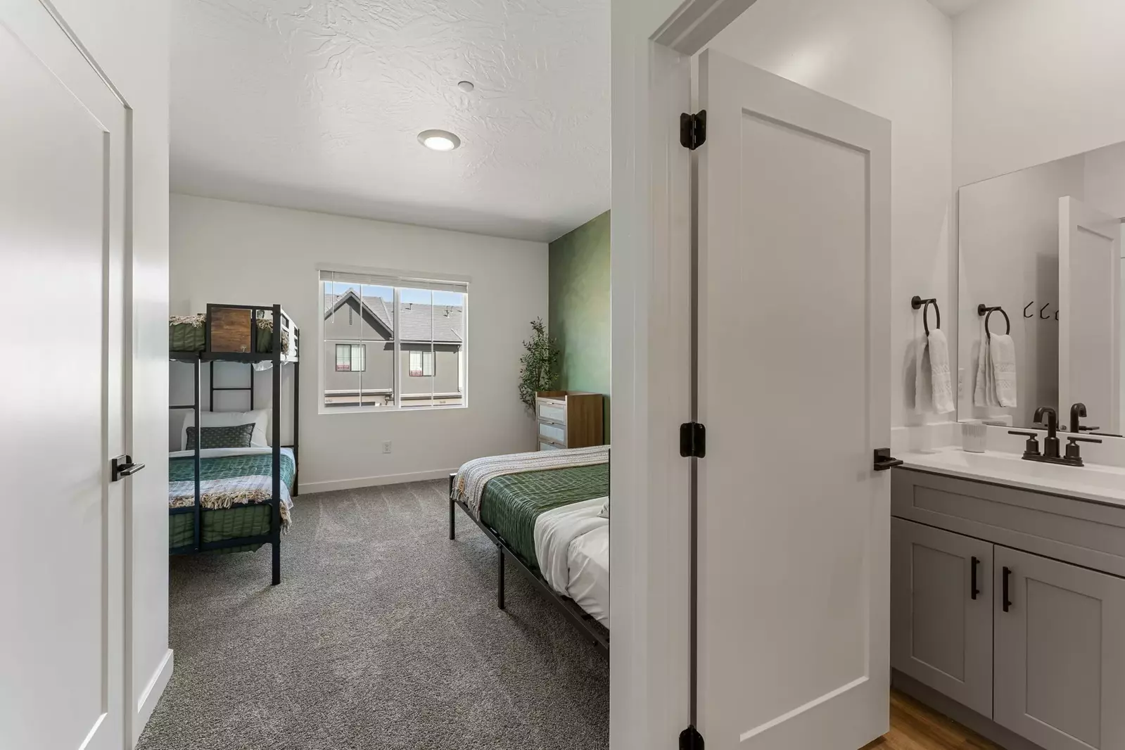Queen Bed + Twin/Twin Bunk Bed