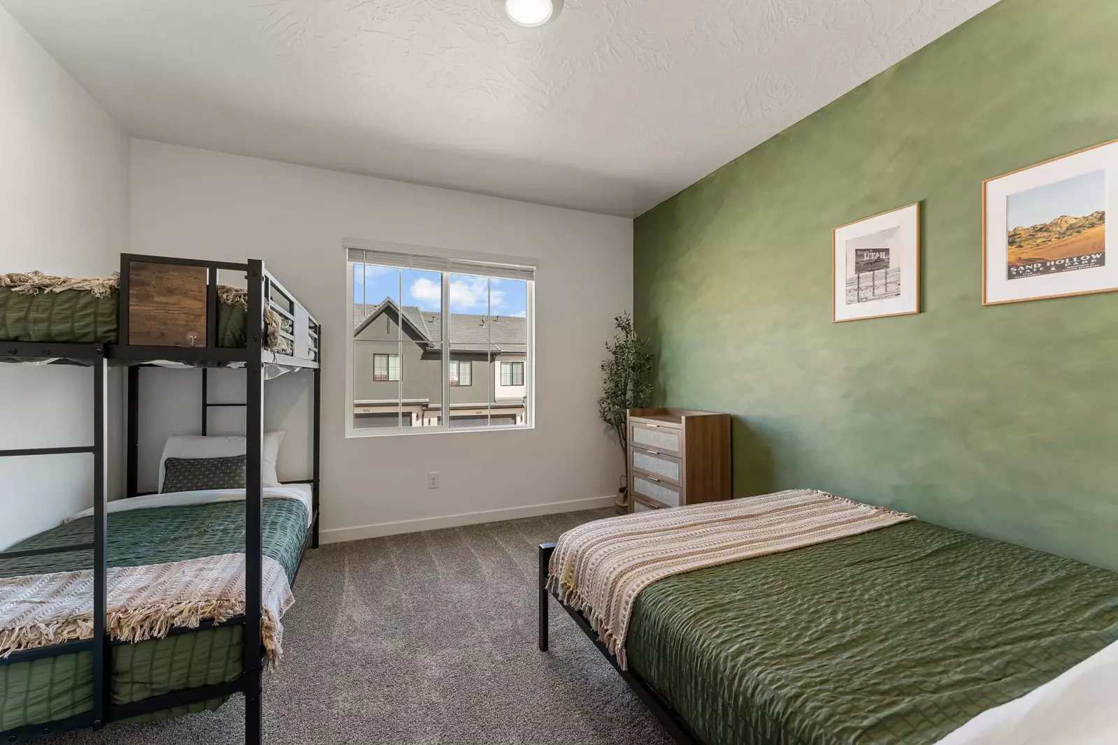 Queen Bed + Twin/Twin Bunk Bed