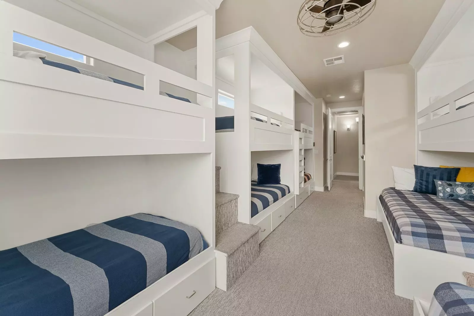 2 Twin/Full Bunks