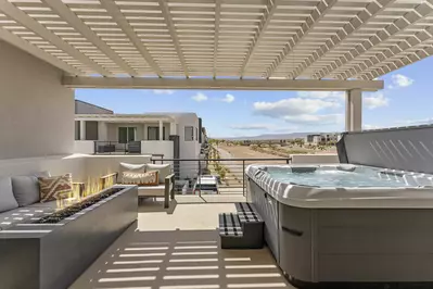 Private Hot tub + Fire Pit