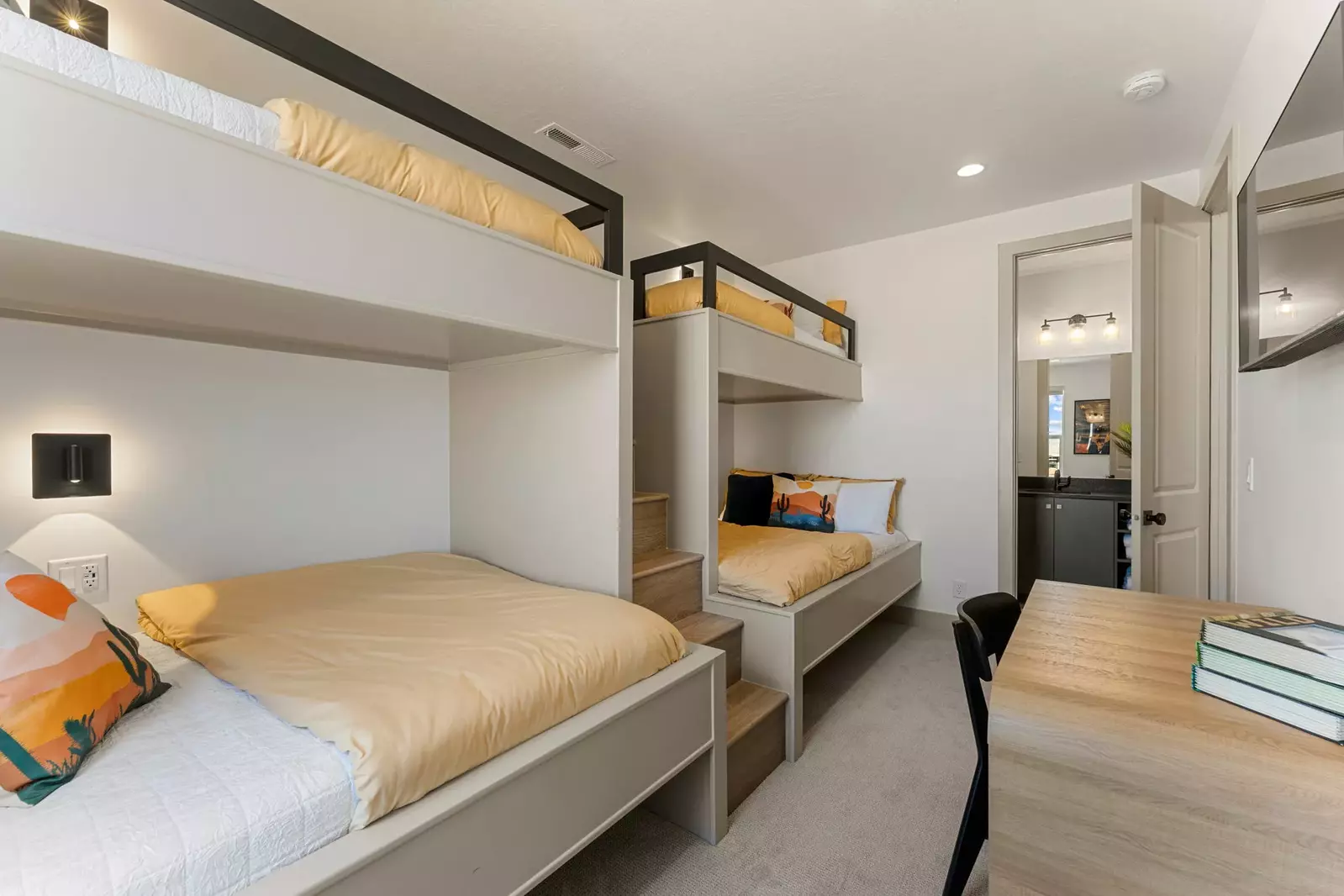 2 Twin/Queen Bunks