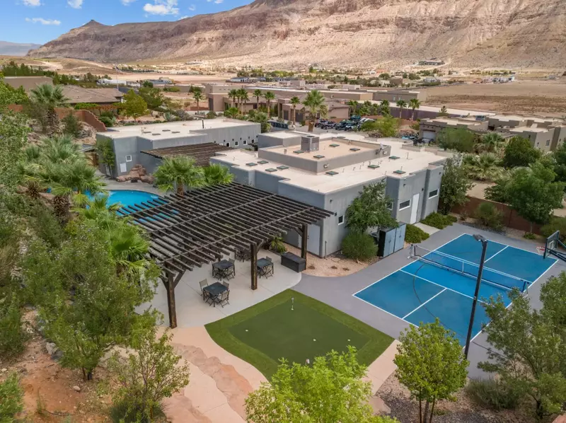 Pickleball/Putting Green