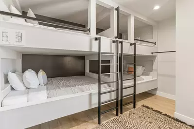 2 Queen/Queen Bunks