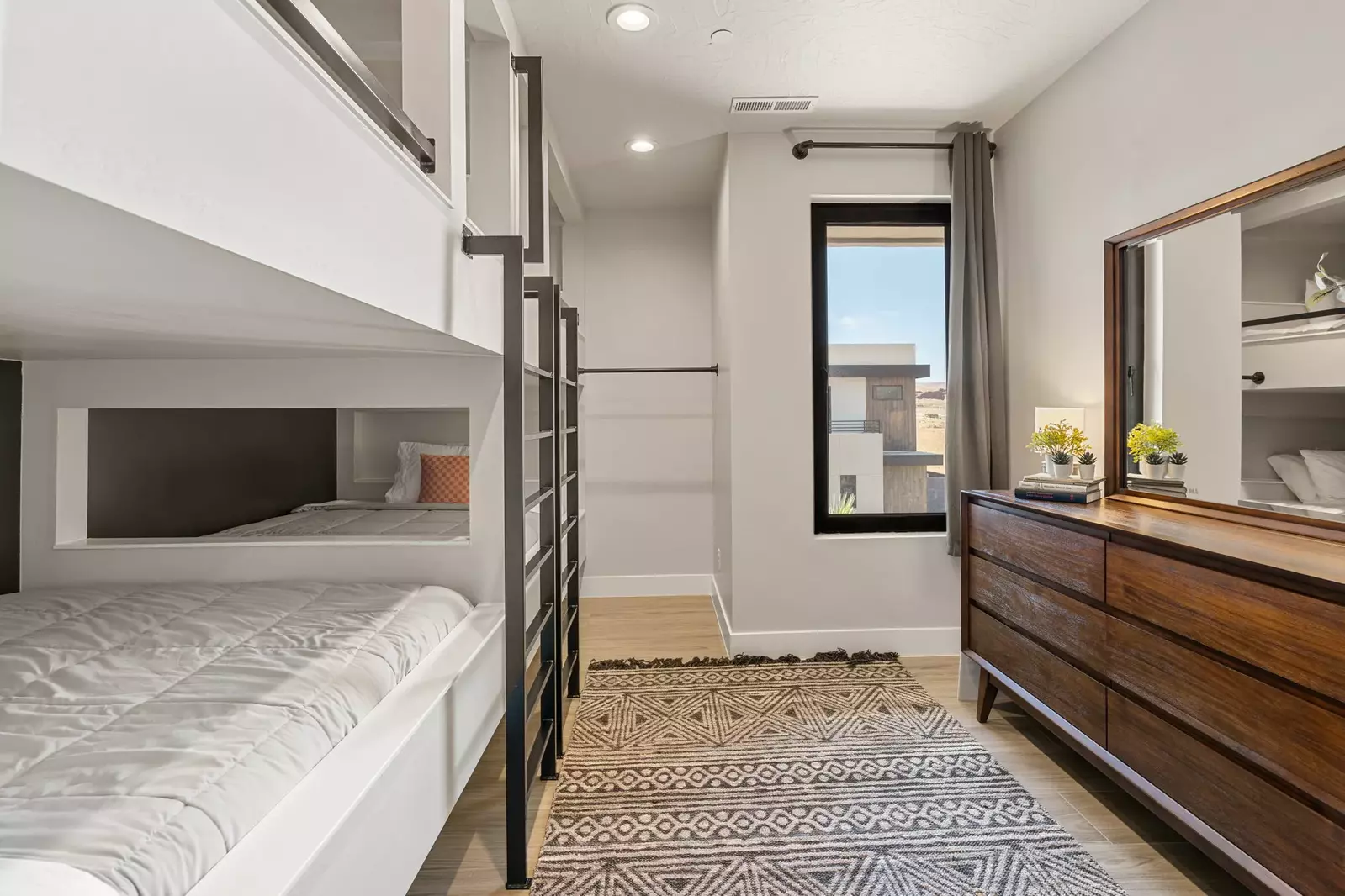 2 Queen/Queen Bunks