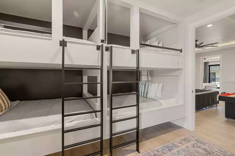 2 Queen/Queen Bunk Beds