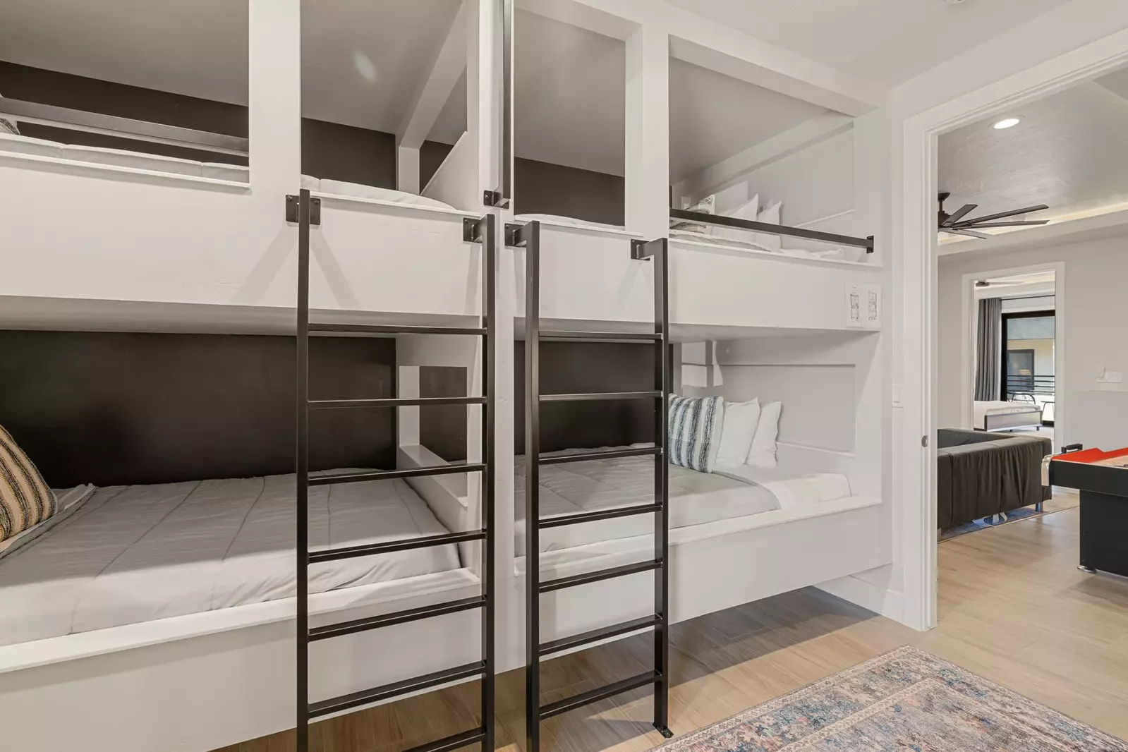 2 Queen/Queen Bunk Beds