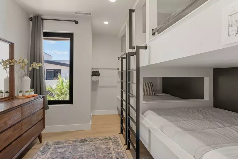 2 Queen/Queen Bunk Beds