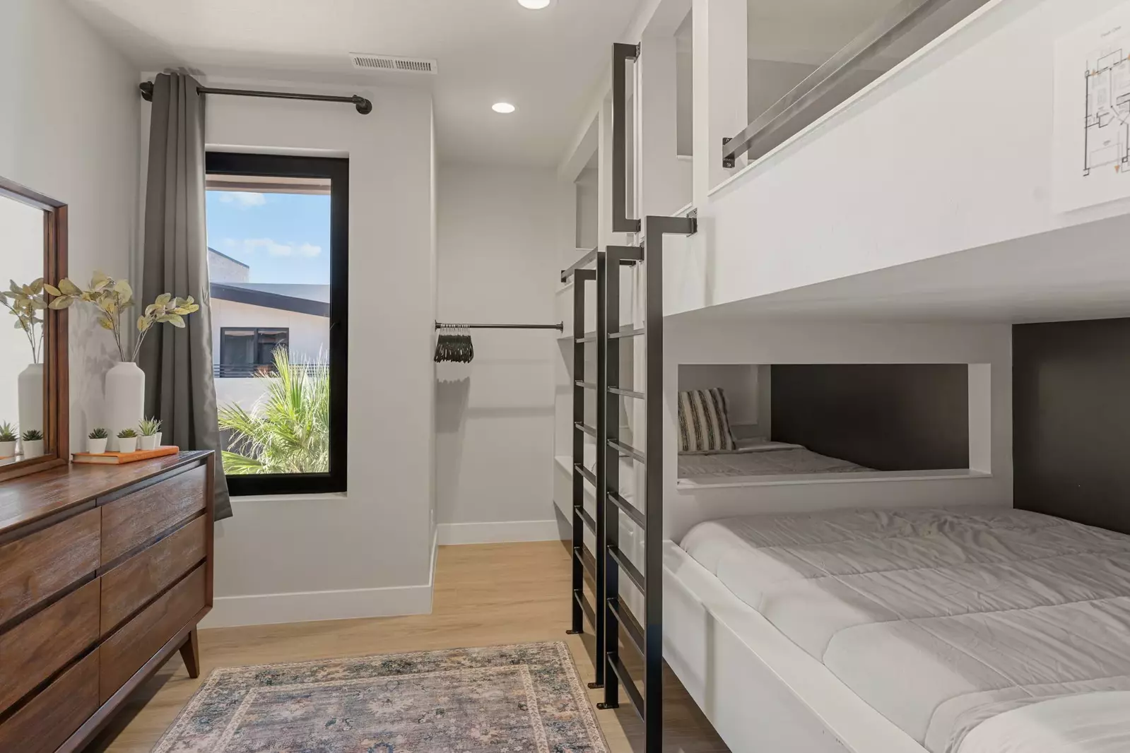 2 Queen/Queen Bunk Beds