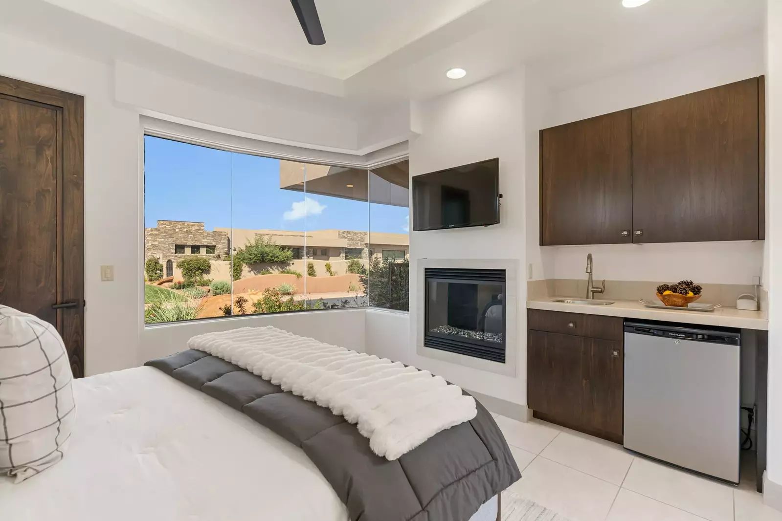 Casita - Queen Bedroom