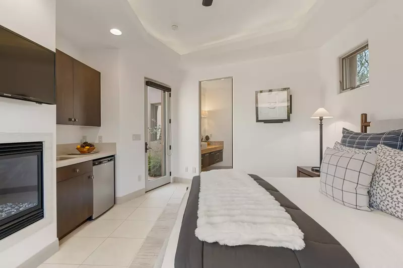 Casita - Queen Bedroom