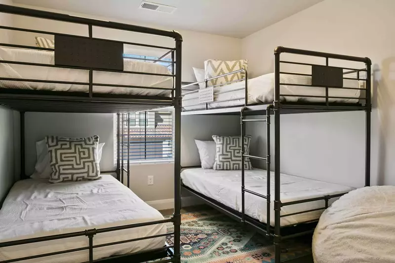 2 Twin/Twin Bunk Room