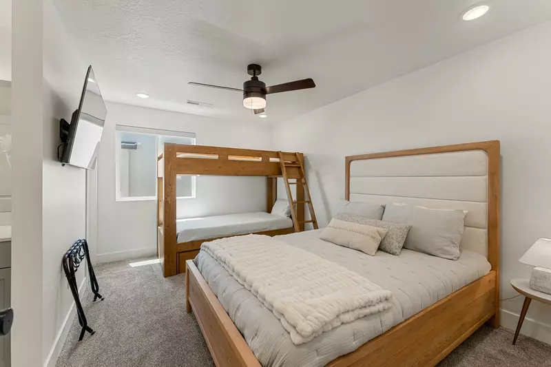 Queen Bed + Twin/Twin Bunk