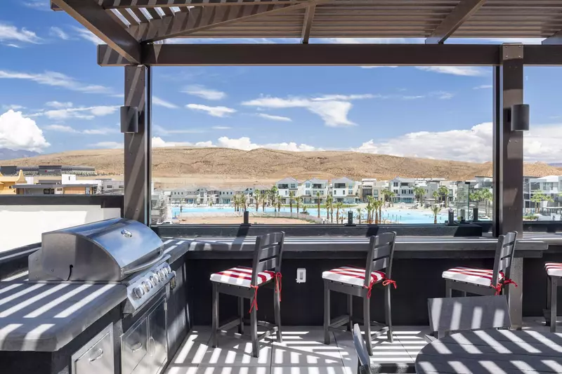 Promenade Grill & Seating Area