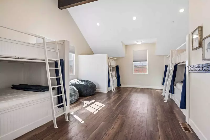 Full/Queen Bunks
