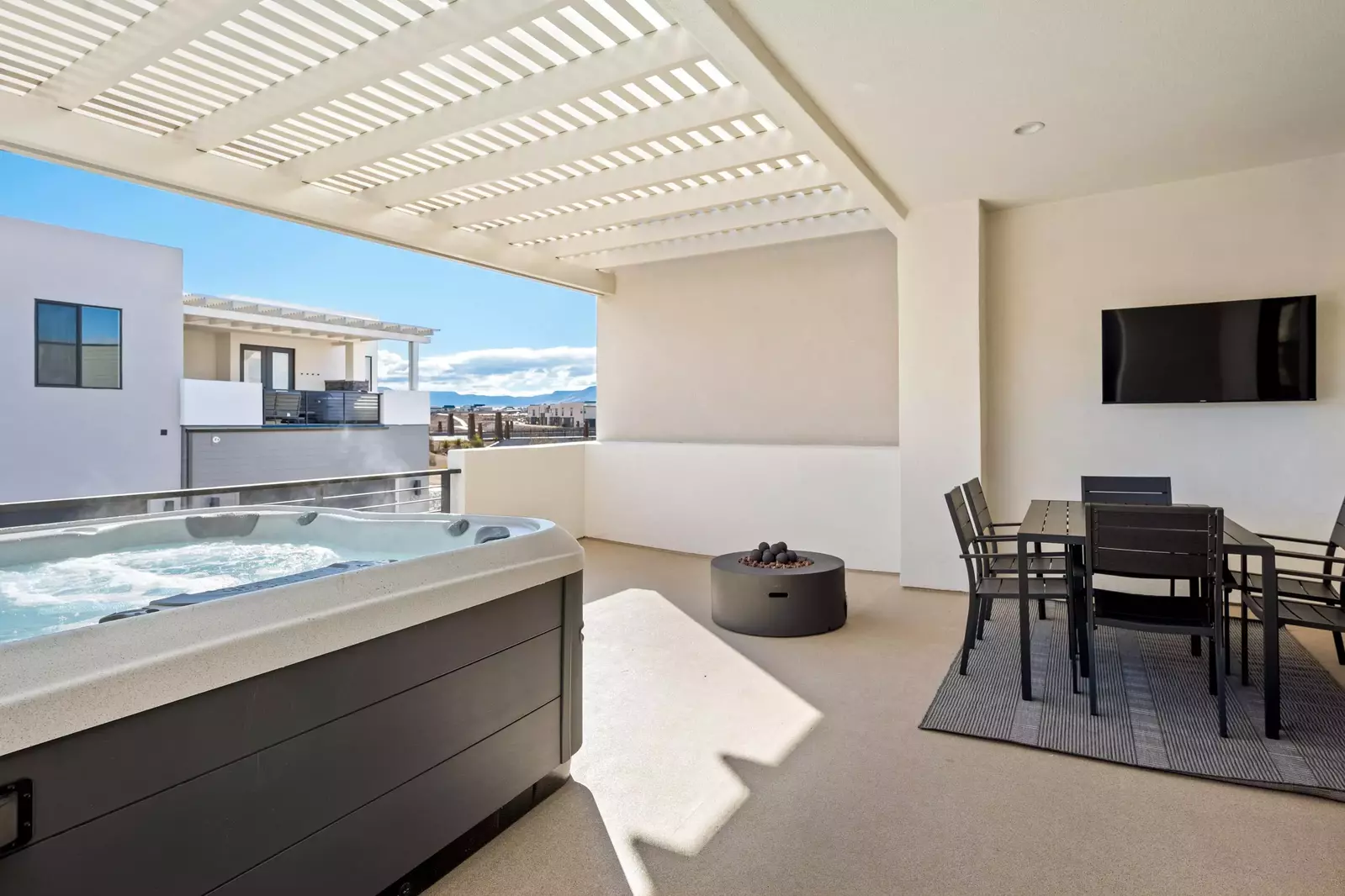 Outdoor Patio, TV, Fire Pit, Private Hot Tub