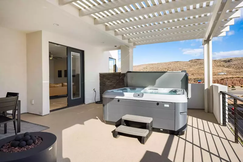 Outdoor Patio, TV, Fire Pit, Private Hot Tub