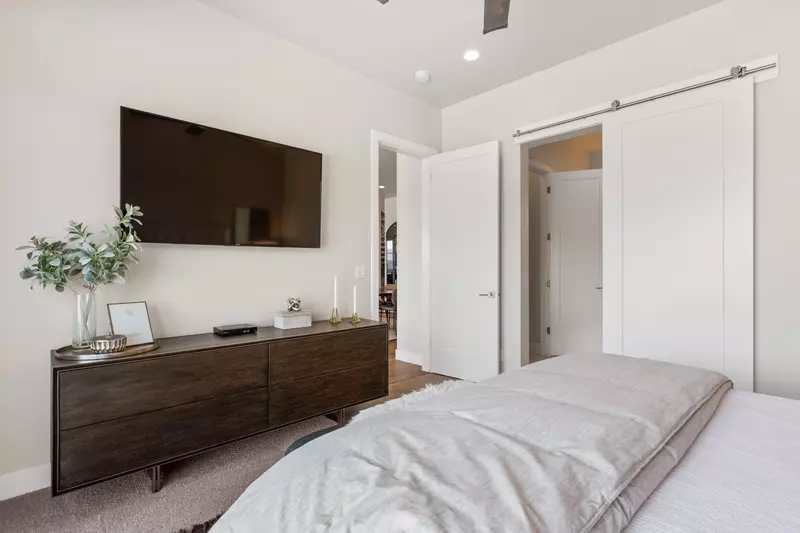 King Bedroom / Attached Bathroom