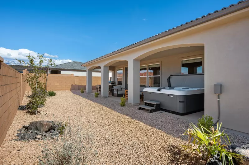 Covered Back Patio. Hot Tub, and Grill