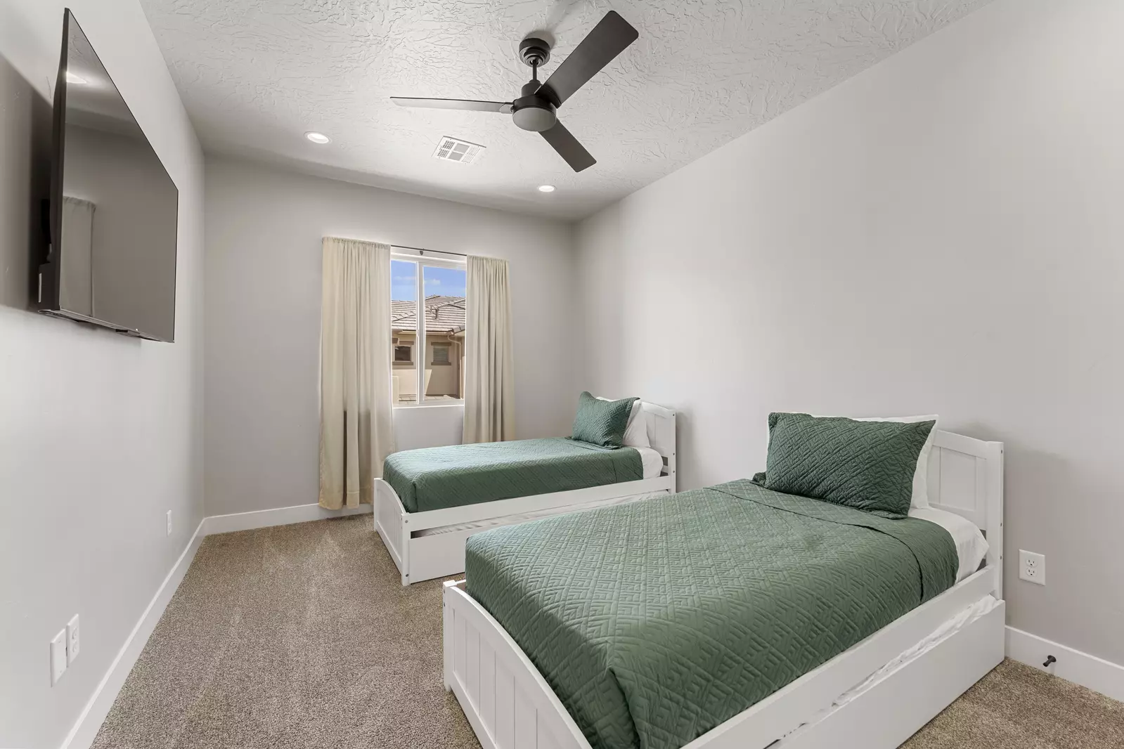 2 Twin Beds/Trundles