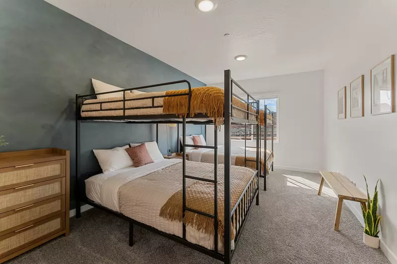 2 Queen/Queen Bunk Beds