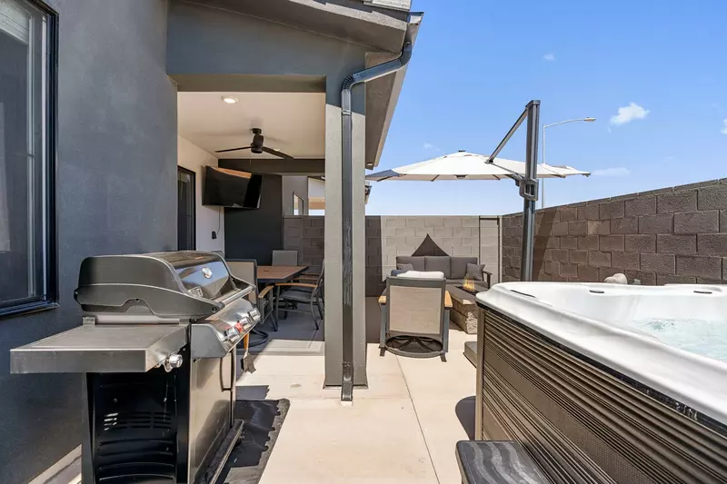 Private Hot Tub + BBQ Grill