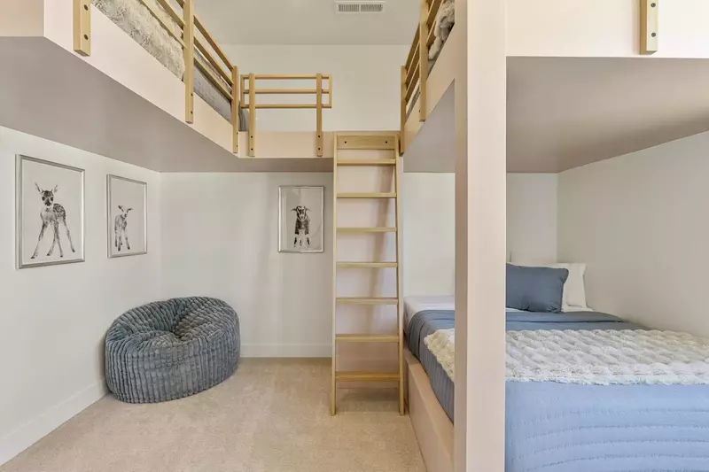 Queen/Queen Bunk + Twin Bed