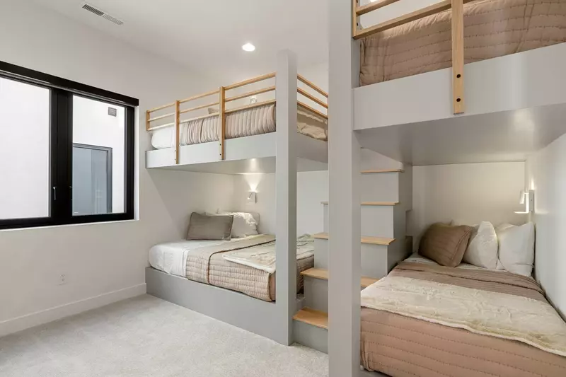 Queen/Queen + Twin/Twin Bunk Room