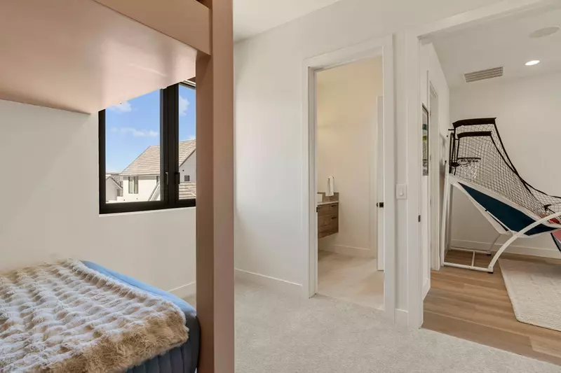 Queen/Queen Bunk + Twin Bed