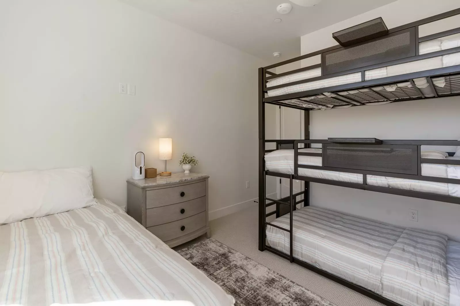 Twin/Twin/Twin Bunk, 1 Twin Bed