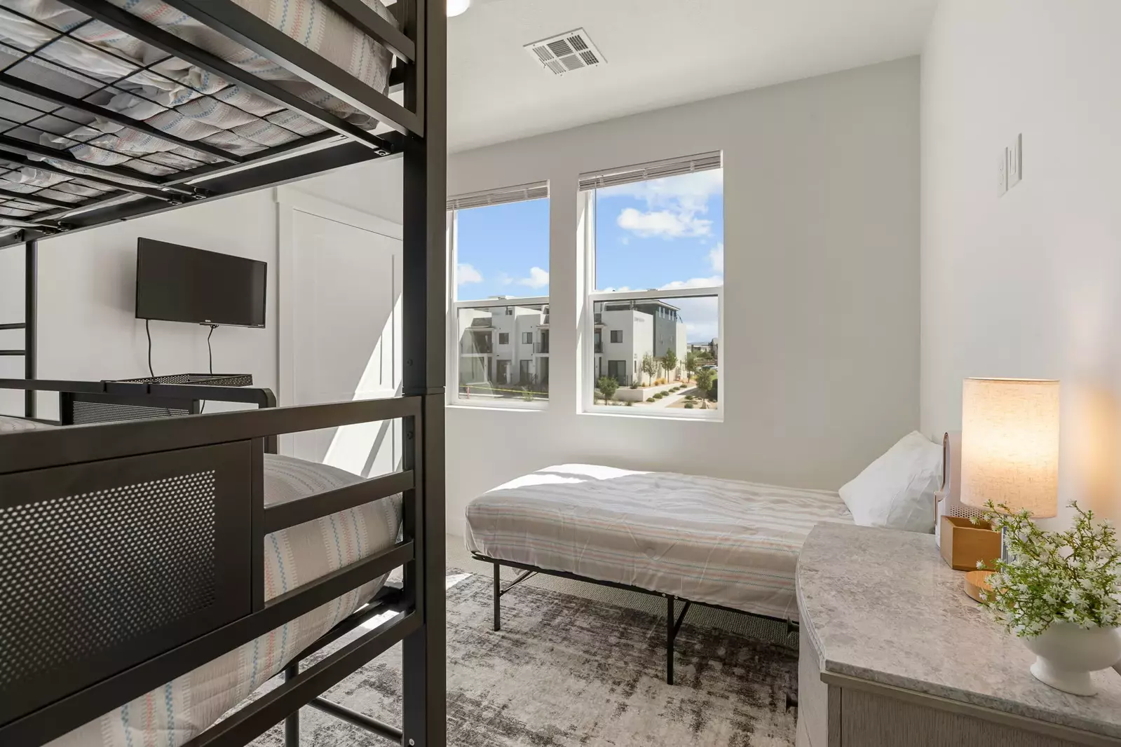 Twin/Twin/Twin Bunk, 1 Twin Bed
