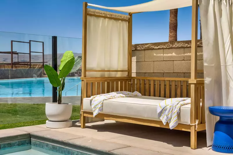 Private Pool + Daybed