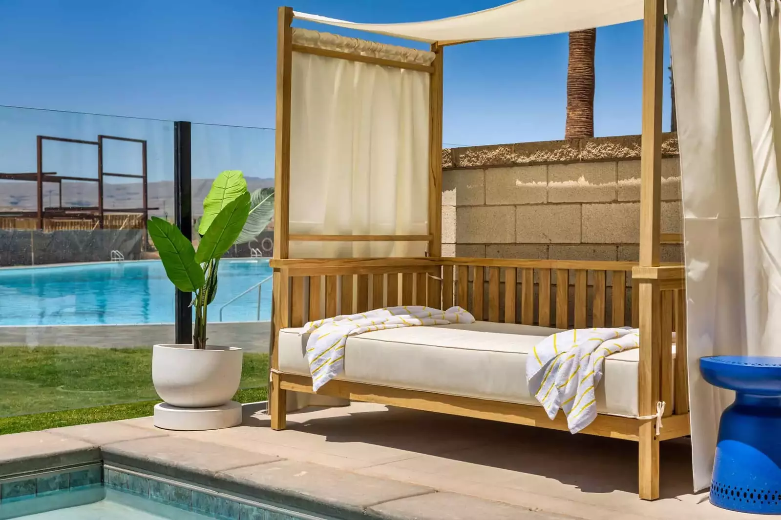 Private Pool + Daybed