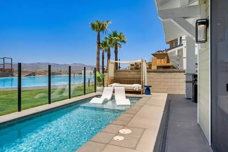 Private Pool + Daybed