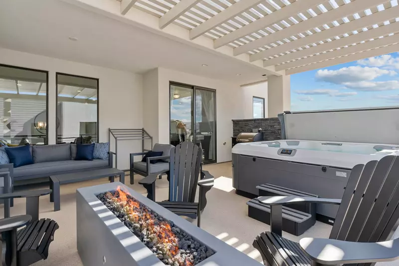 Private Hot Tub + Fire Table