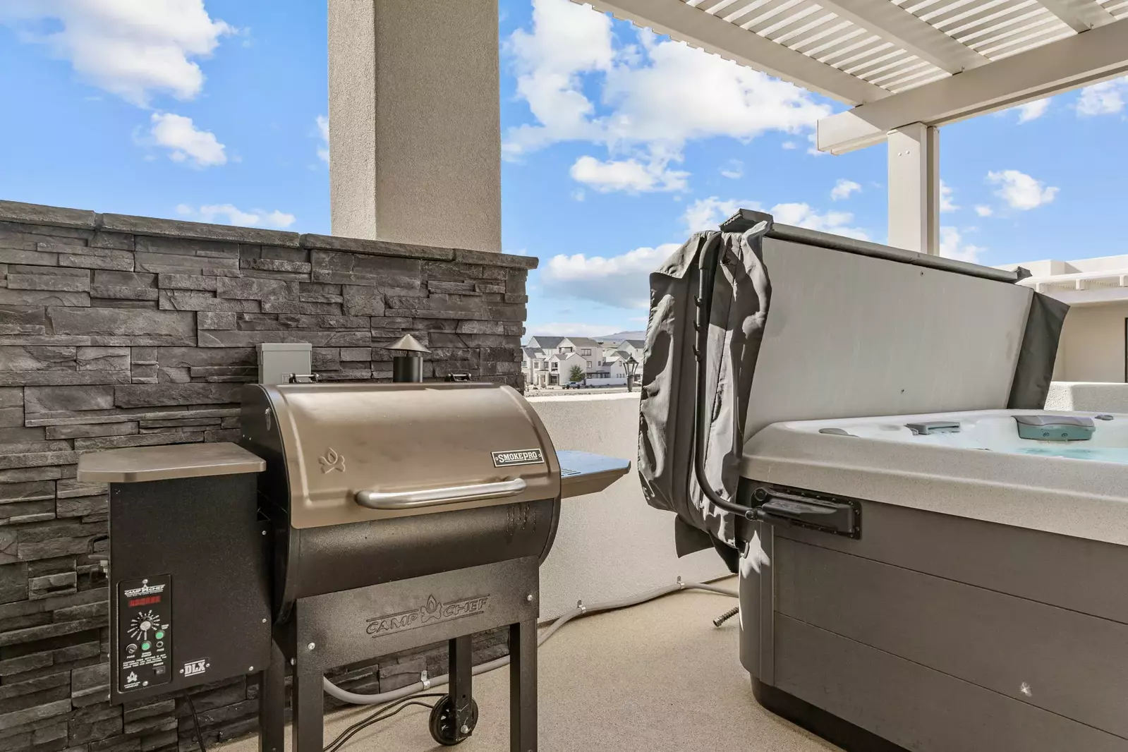 Private Hot Tub + Electric Smoker