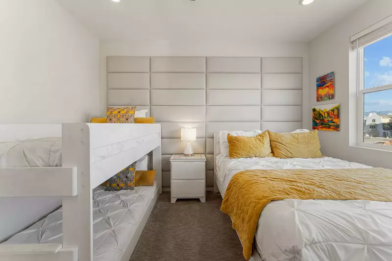 T/T Bunkbed Queen Bedroom