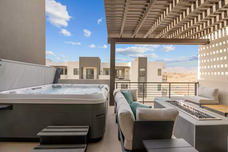 Private Hot Tub + Fire Table