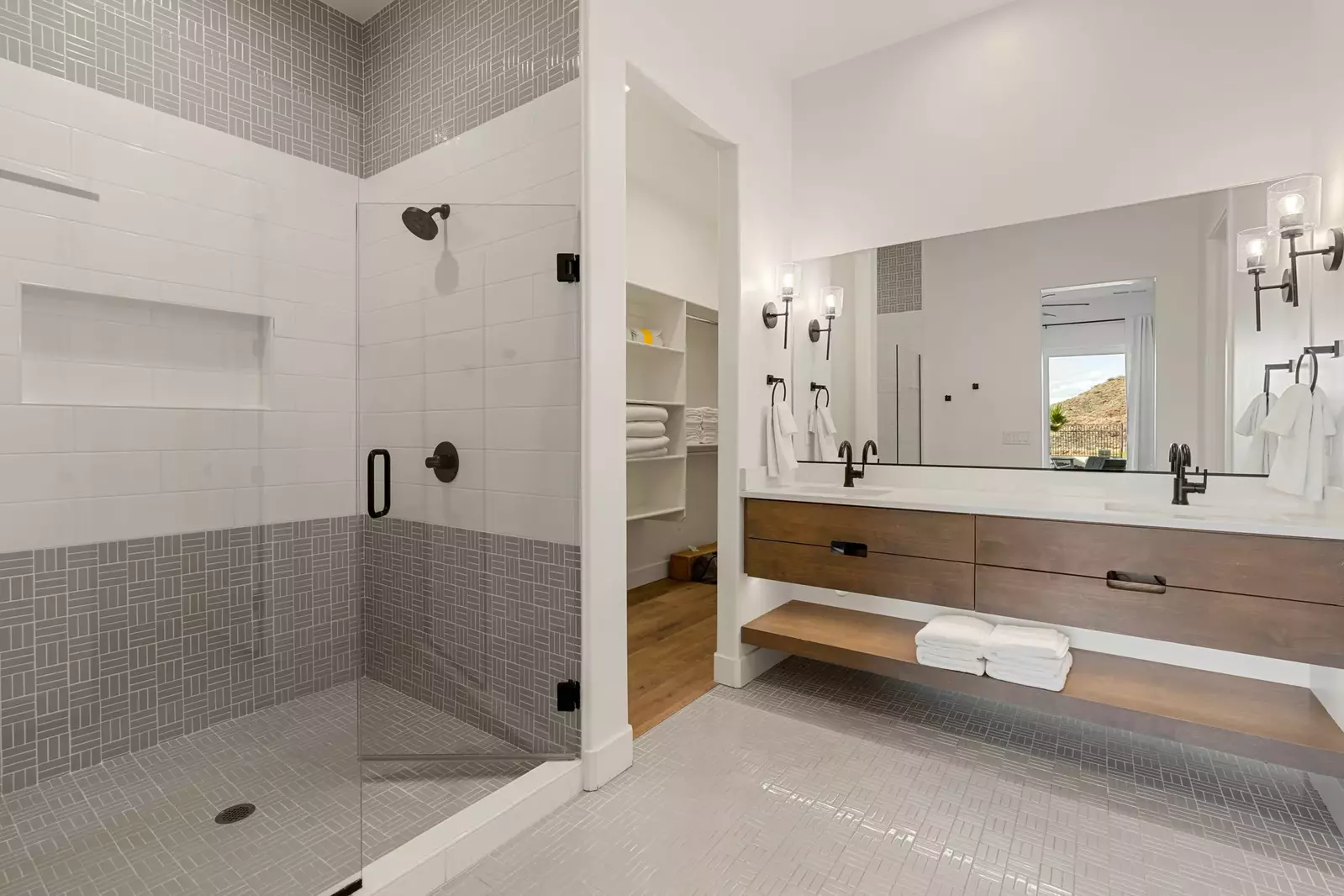 Attached Full Bathroom