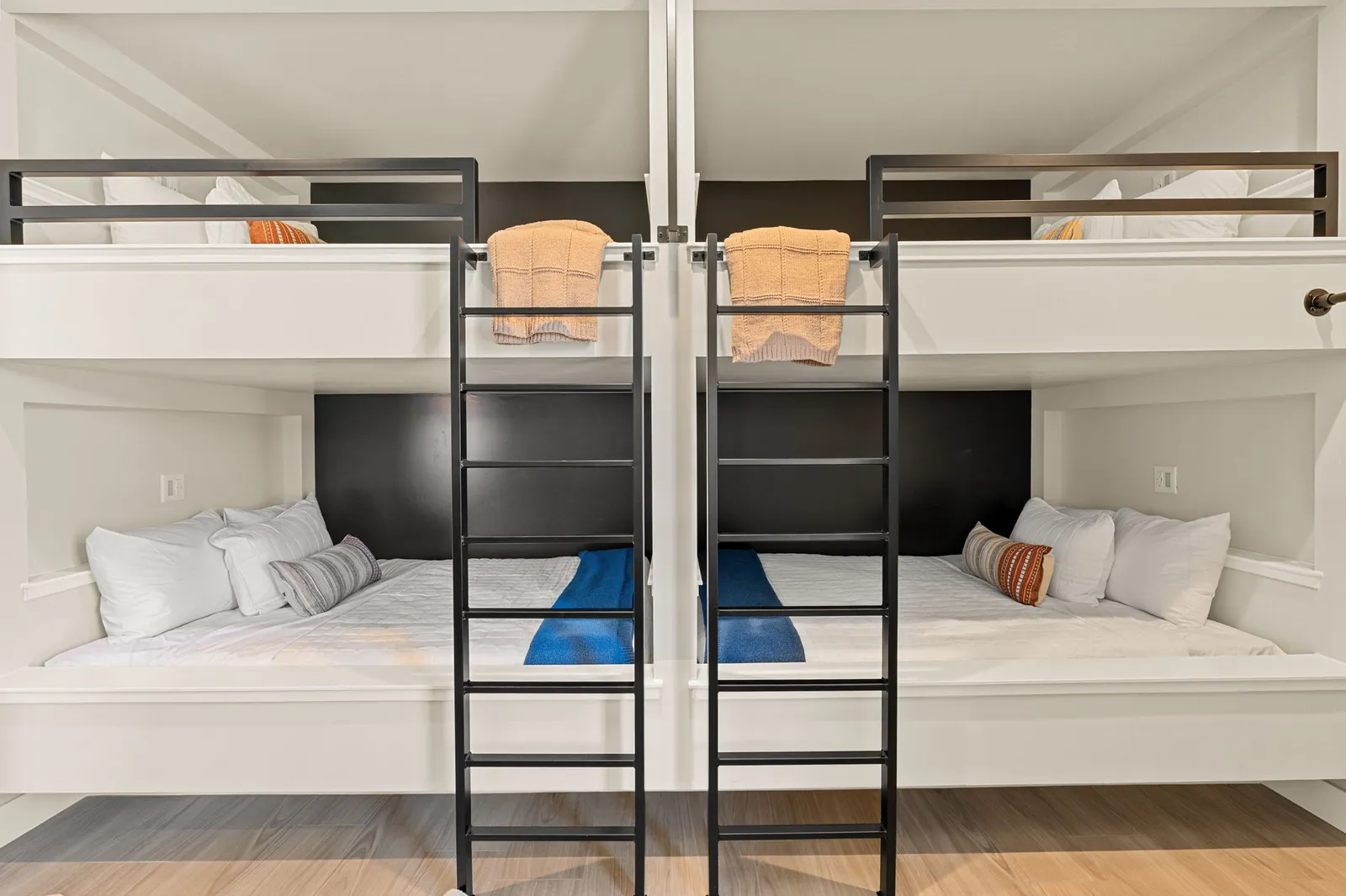 2 Queen/Queen Bunks