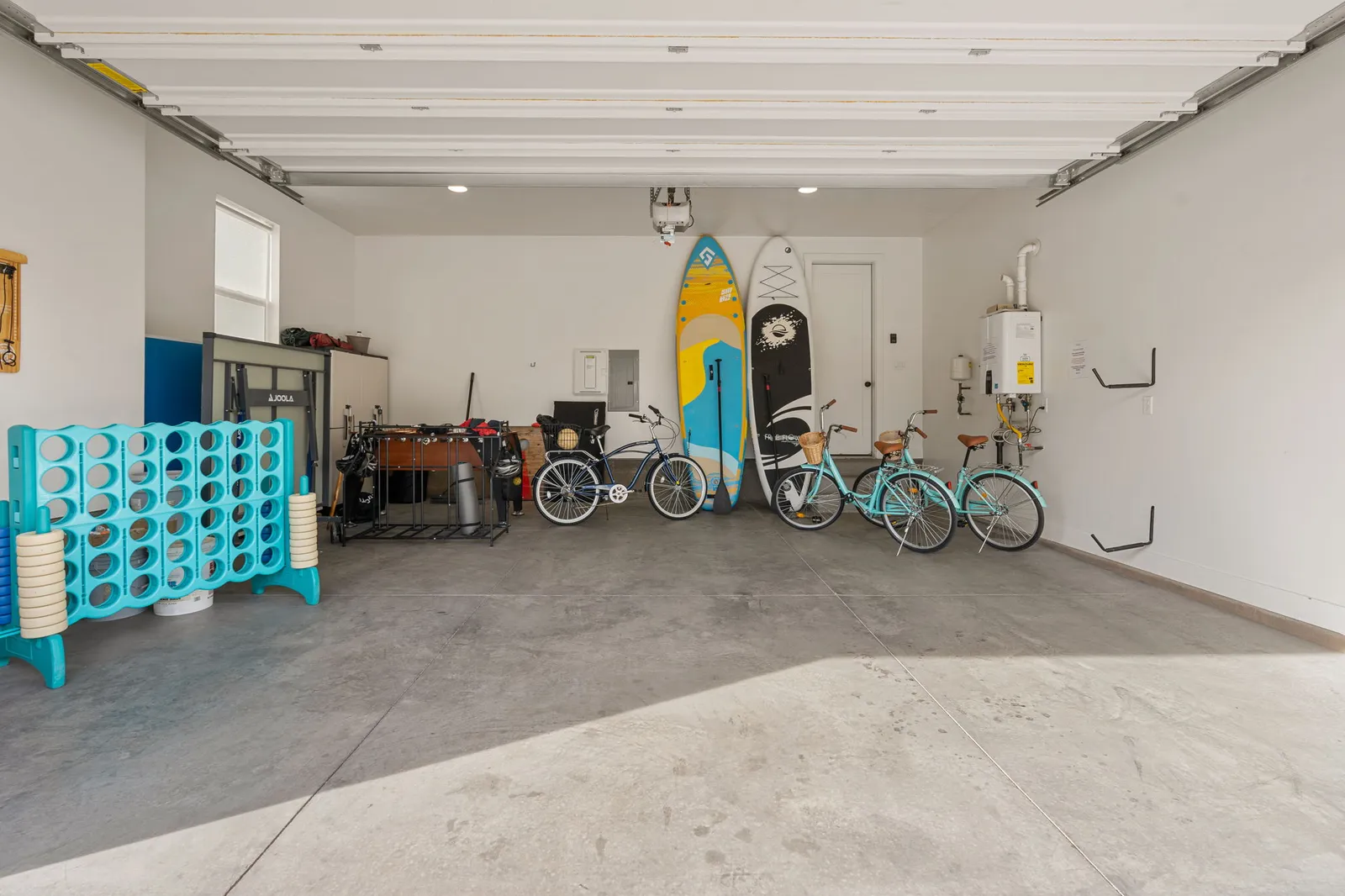 Garage - 2 Paddleboards + 3 Bikes + Ping Pong Table + Yard Games