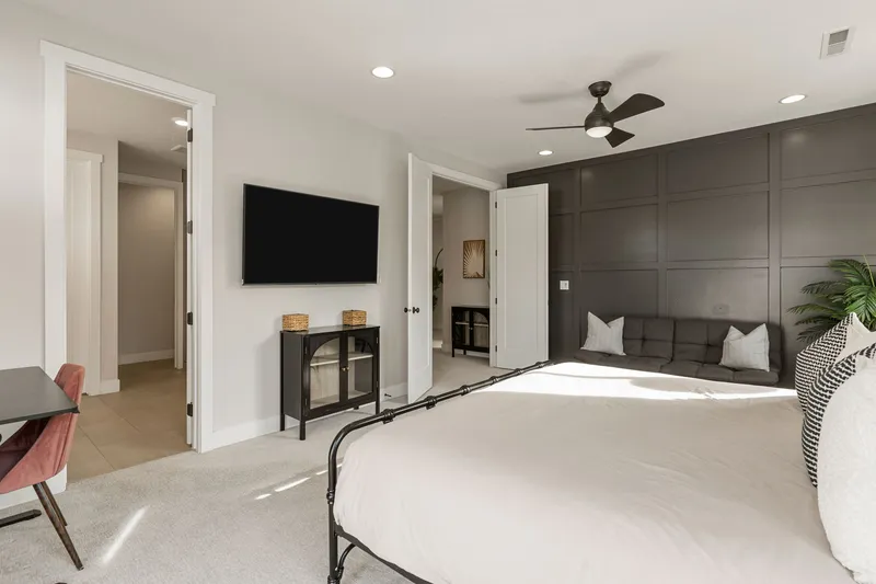 King Bed/Attached Bath