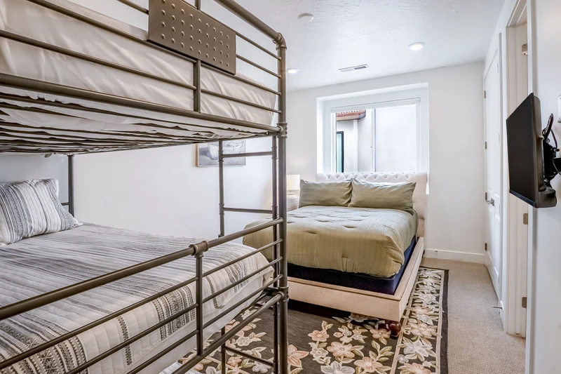 Queen, Twin/Twin/Twin Bunk Room