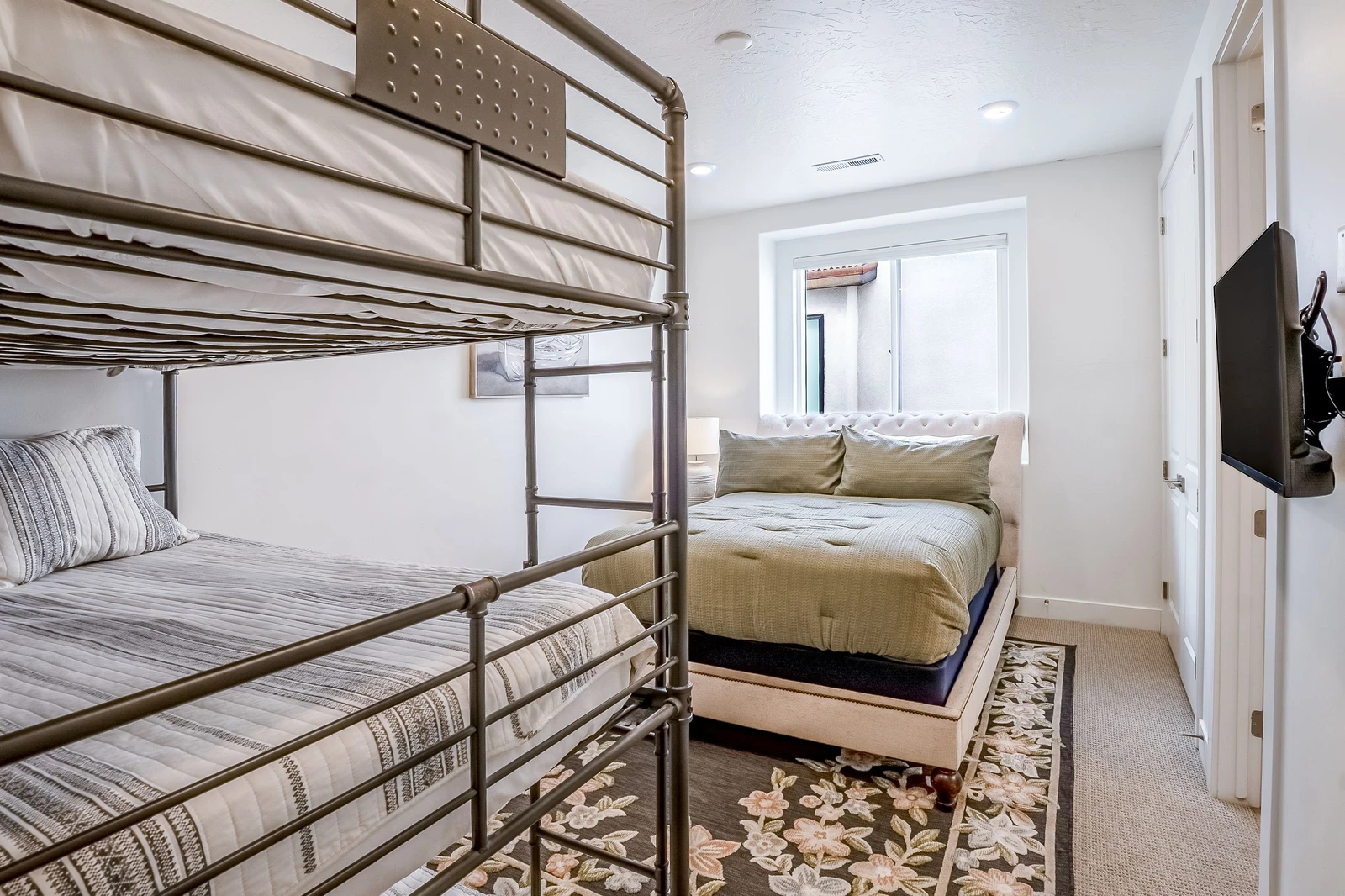 Queen, Twin/Twin/Twin Bunk Room