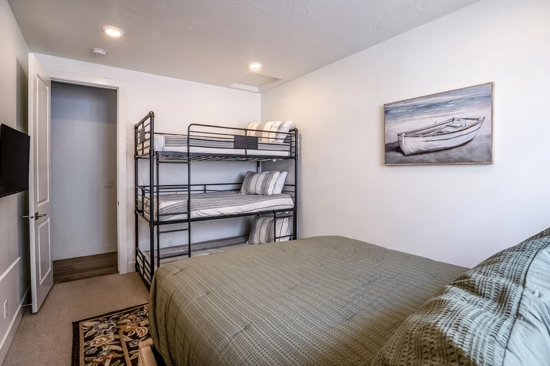 Queen, Twin/Twin/Twin Bunk Room