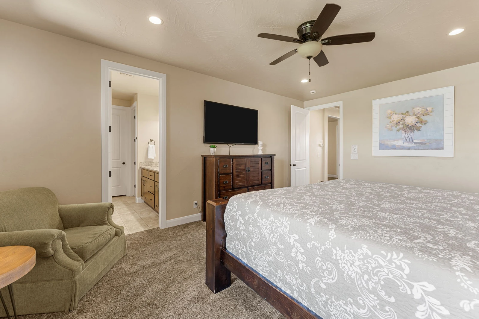 2nd Floor King Master Suite
